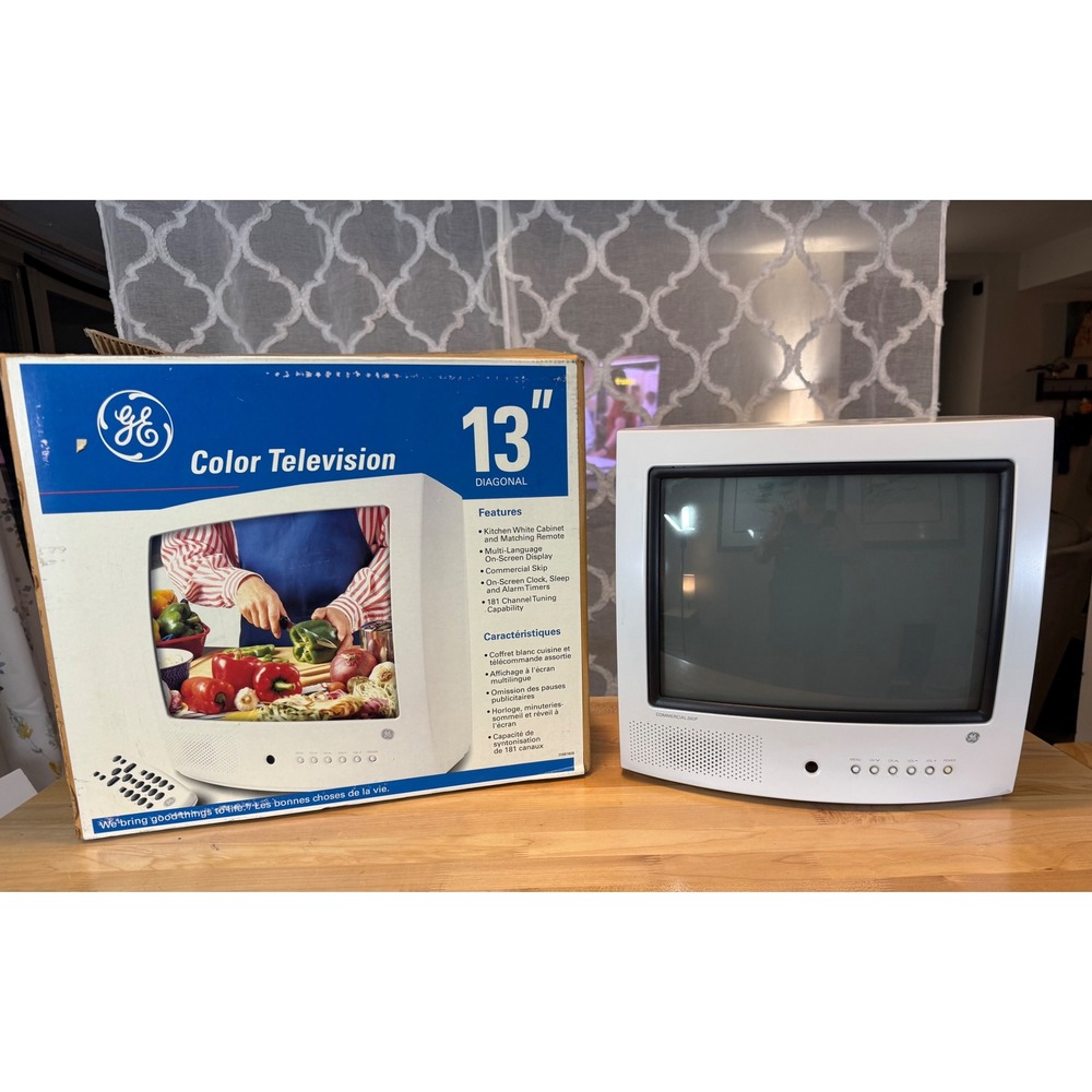 GE 13 inch Color TV White Retro Vintage Gaming Television 13GP243 *no remote*
